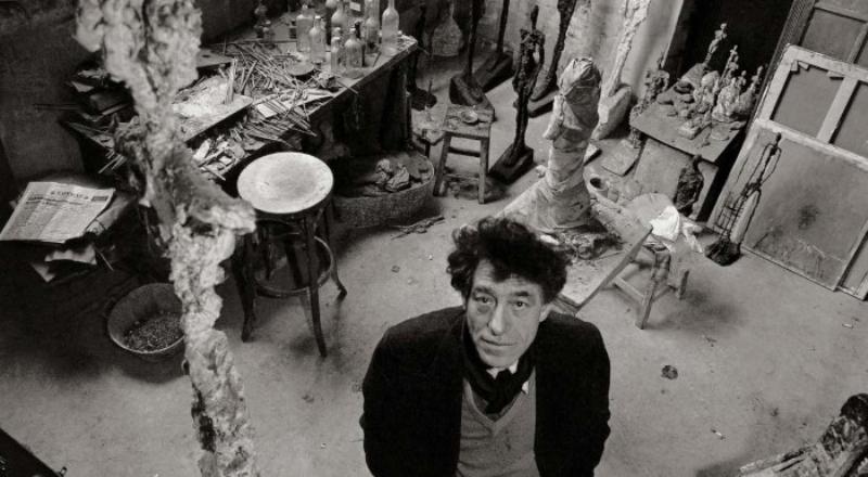 Sculpture moderne abstraite filiforme de Giacometti, évoquant la fragilité humaine